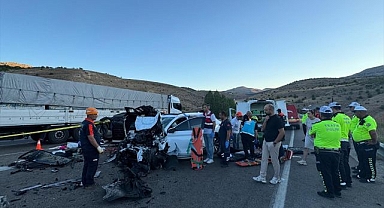 Otomobil ile hafif ticari araç çarpıştı! 4 ölü