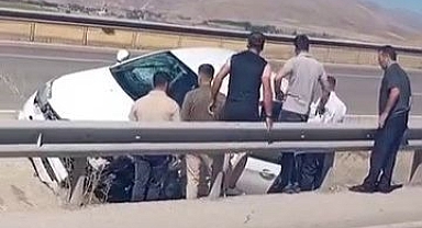 Otomobil refüjdeki boşluğa düştü!