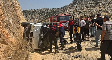 Şarampole devrilen kamyonetin sürücüsü yaralandı