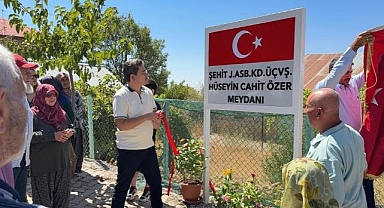 Şehidin ismi köy meydanına verildi