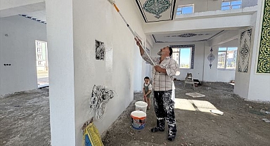 Şehit oğlunun hayrı için boyama yapıyor