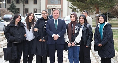 Şehri gençlerle birlikte yönetiyor!   