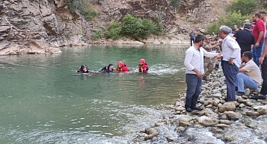Serinlemek için derede yüzen genç boğuldu
