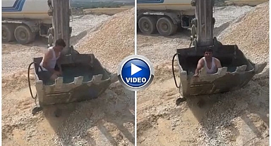 Sıcaktan bunalan işçiler kepçeyi havuza çevirdi