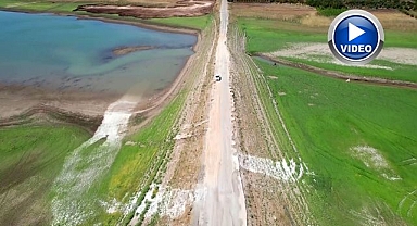 Sular çekildi karayolu ortaya çıktı