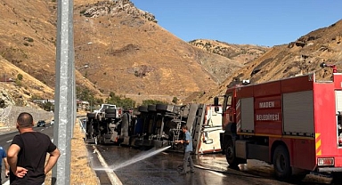 Tavuk taşıyan tır devrildi! 1 yaralı