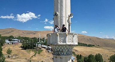 Telefonla konuşmak için minareye çıkıyorlar