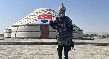 Temsili savaş kostümü giyerek dikkat çekti