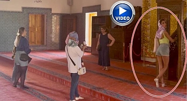 Tepki çeken görüntüler... Minber önünde şortlu poz!