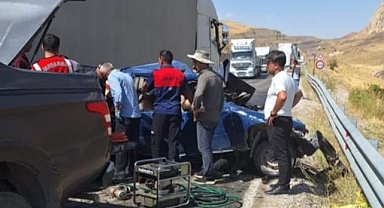 Tır ile hafif ticari araç çarpıştı: 4 ölü, 1 yaralı