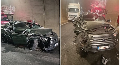 Tıra çarpan pikap hurdaya döndü