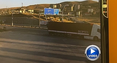 Tırın sinyalizasyon direğine çarptığı anlar kamerada