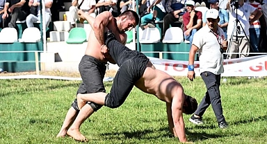 Tortum'da güreşler nefes kesti