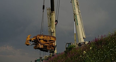 Uçuruma yuvarlanan TIR dorsesi vinçle çıkartıldı