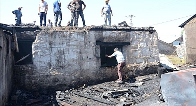 Yangında 1 ev, 2 samanlık ve 1 ahır küle döndü