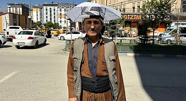 Yıllardır kafa şemsiyesiyle güneşten korunuyor