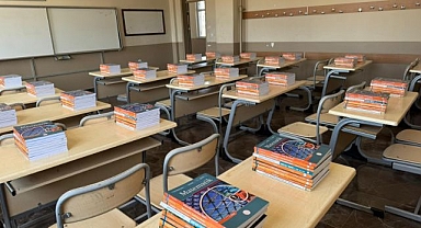 Yüzbinlerce ders kitabı sıralara bırakıldı