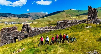Zafer Bayramı için tarihi kaleye pedal çevirdiler