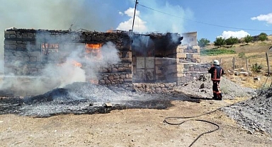 6 ton saman kül oldu