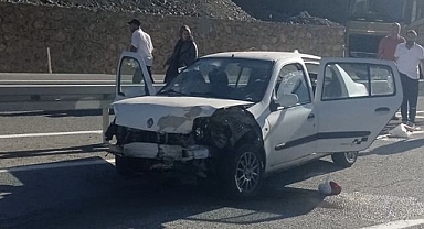 Bariyerlere çarpan araç hurdaya döndü!