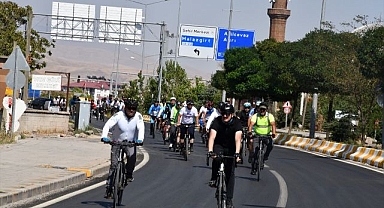 Bisiklet tutkunları etkinlikte ter döktü