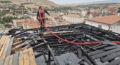 Çatıda çıkan yangın yürekleri ağza getirdi