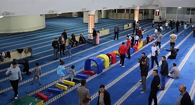 Çocuklar babalarıyla camide sporla buluşuyor