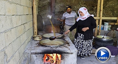 Erzurum'da geleneksel yöntemlerle dut pekmezi