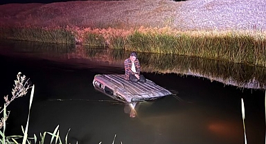 Erzurum'da nehre uçtu: Aracın üzerinde kurtarılmayı bekledi!