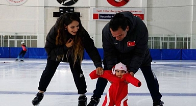 Erzurumlu buz pateni antrenörlerin bebeği yürümeden kaymayı öğrendi