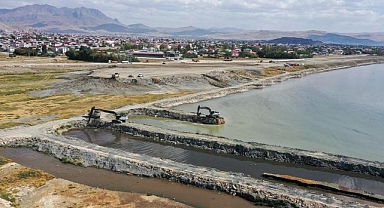 Gölün dibinden dağ gibi çamur çıktı