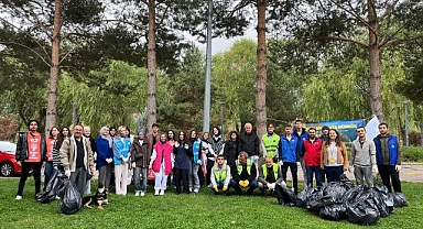 Gönüllülerden park ve çevre temizliği 
