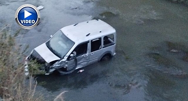 Hafif ticari araç dereye uçtu!