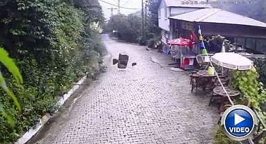 Heyelan anı kamerada: Faciaya ramak kala!