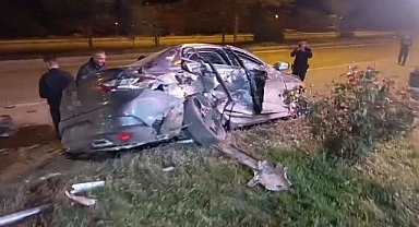 İki otomobil birbirine girdi!