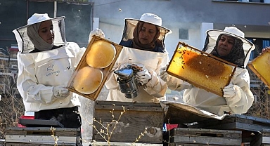 Kadınların kara kovan balı yolculuğu