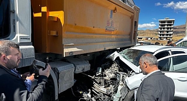 Feci kazada kamyon ile otomobil hurdaya döndü