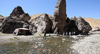 Kanyonda yürürken çevre bilinciyle çöp topladılar