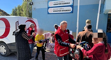 Kızılay'dan Pazaryolu'nda öğrencilere kırtasiye desteği