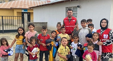 Kızılay gönüllüleri çocukları sevindirdi