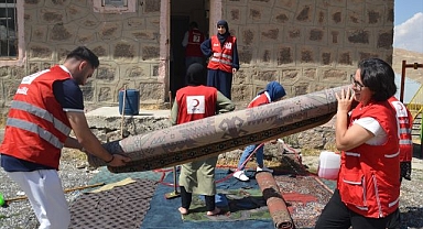 Kızılay gönüllüleri köy okulunu yeniledi