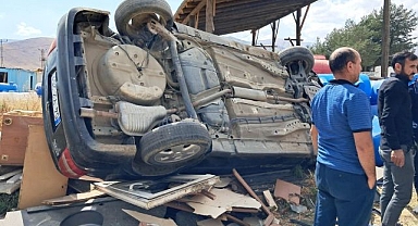 Kontrolden çıkan otomobil hurdacıya girdi: 2 yaralı