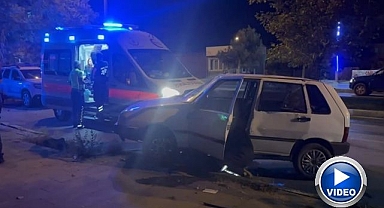 Kontrolden çıkan otomobil kaldırıma çıktı