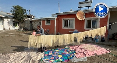 Köylü kadınlar imece usulü erişte kesiyor