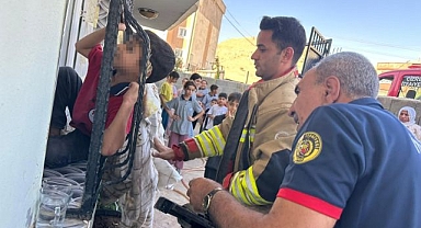 Küçük çocuğu korkuluğun pençesinden itfaiye aldı