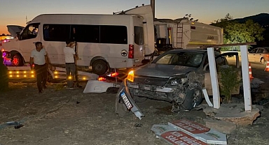  Minibüs ile otomobil çarpıştı: 12 yaralı