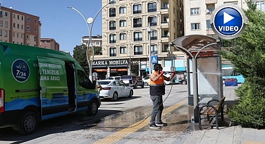 Mobil temizlik aracıyla duraklar temizleniyor