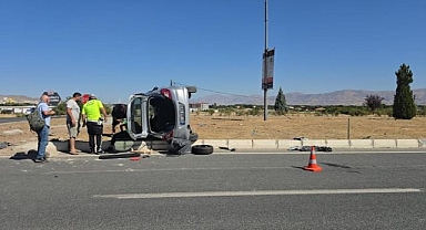 Motosikletle otomobil çarpıştı: 1'i ağır 2 yaralı