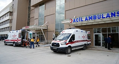 Otomobil bariyerlere çarptı: Ortalık savaş alanına döndü