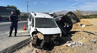 Otomobil park halindeki araca çarptı